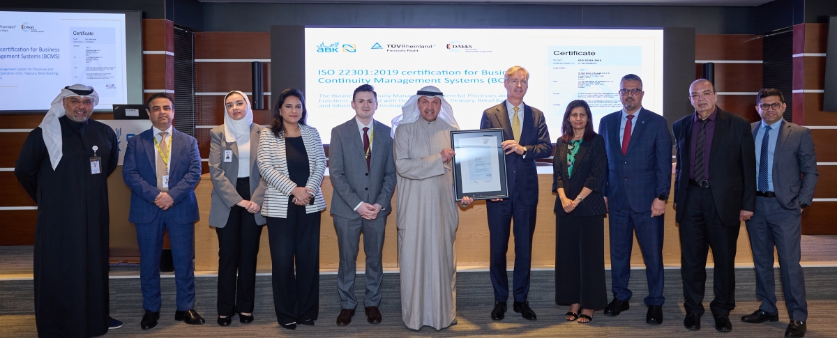 جانب من حفل تسلم الشهادة