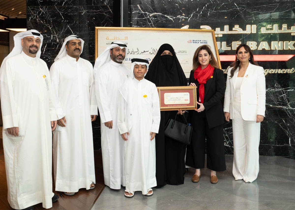 صورة جماعية للفائزة مع عائلتها إلى جانب العيسى والأسد