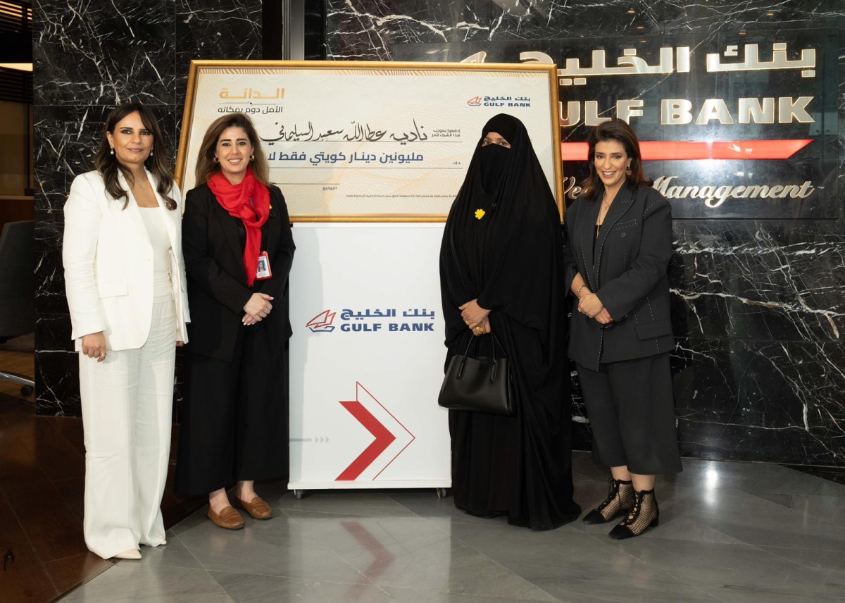 الفائزة والعيسي تتوسطان من اليمين مها الهزاع ومن اليسار صبا الفصام 