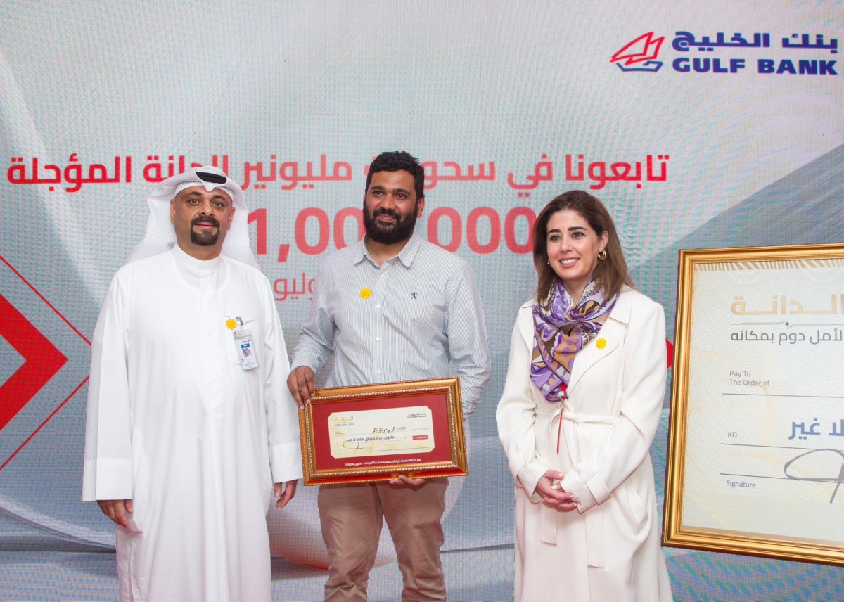 الفائز بجائزة المليون دينار محمد بشير يتوسط العيسى والأسد 