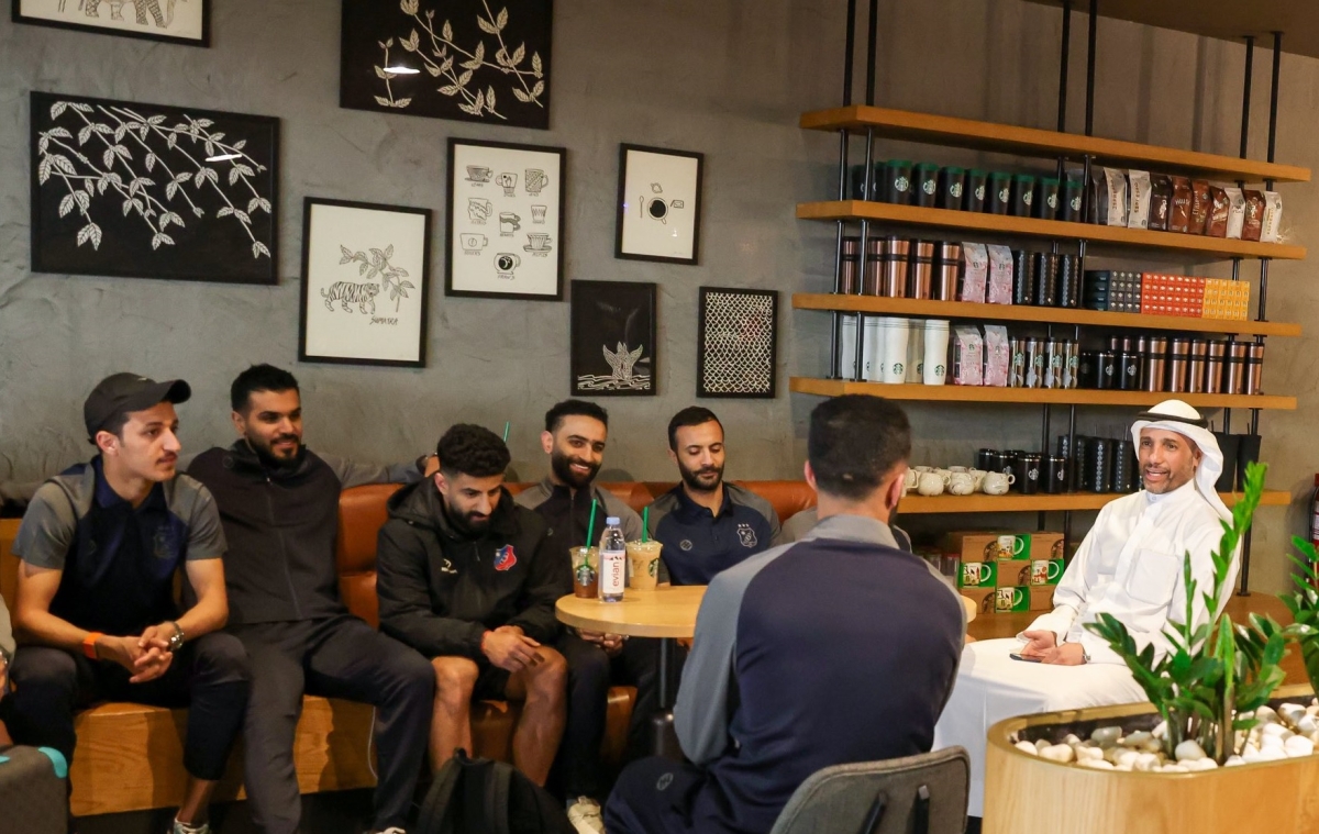 مرزوق الغانم خلال حديثه مع اللاعبين