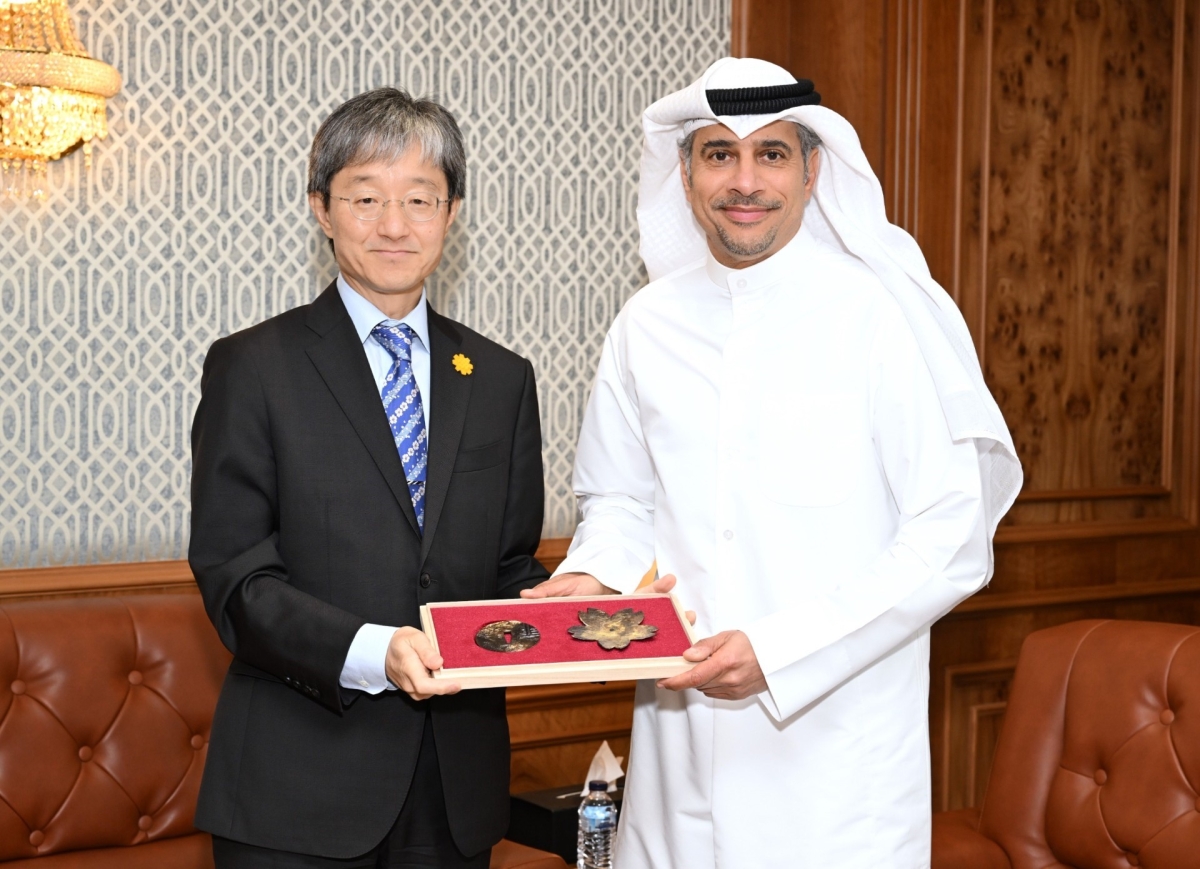 السفير الياباني يقدم درعا تذكارية للجلاهمة