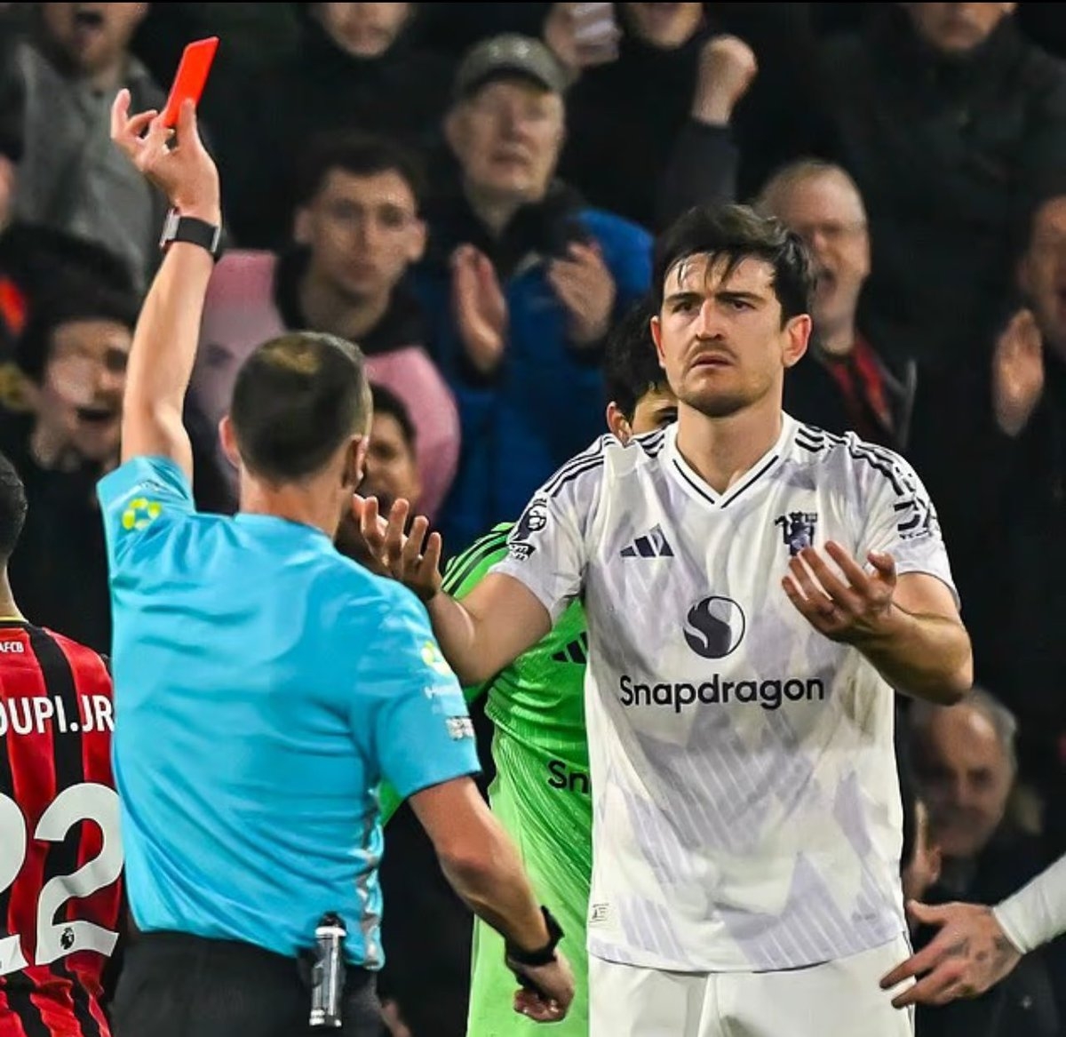 هاري ماغواير يتعرض للطرد