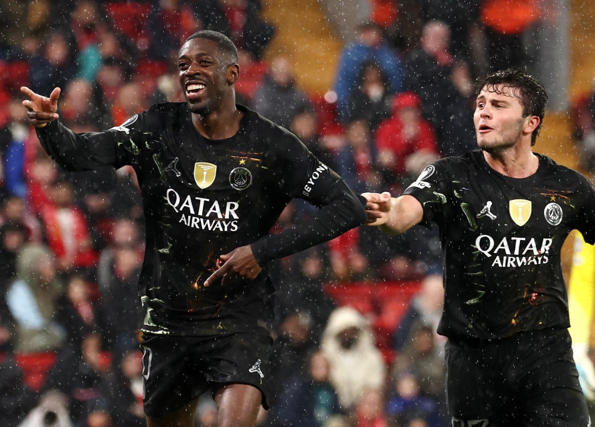  عثمان ديمبيلي محتفلاً بهدفه الثاني في مرمى ليفربول (أ ف ب)