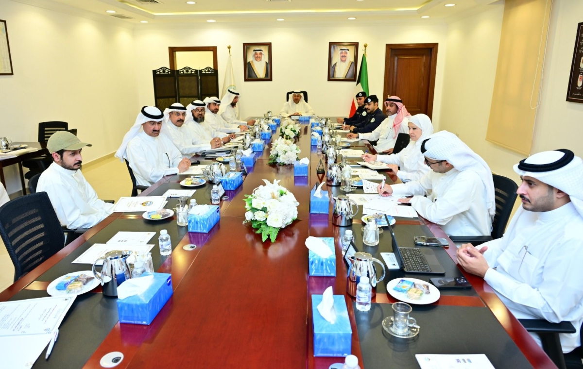 محافظ الفروانية مترئساً اجتماع لجنة الشكاوى بحضور ممثلي الجهات الحكومية