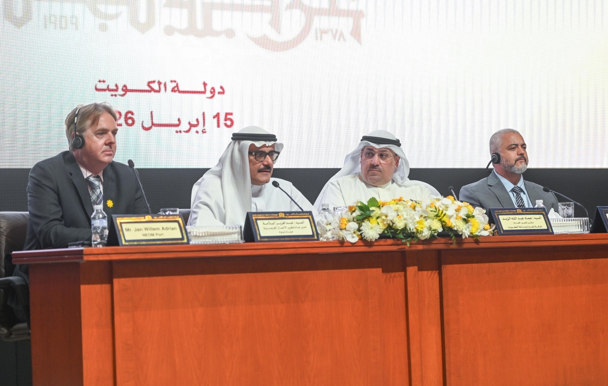 
من اليمين: رانجيث باول وعماد الزيد وعبدالعزيز السلامة وجان أدريان 