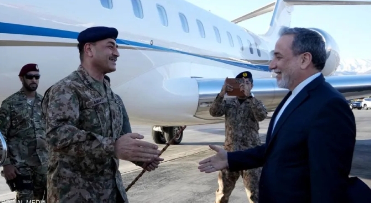وزير الخارجية الإيراني عباس عراقجي مستقبلاً قائد الجيش الباكستاني في طهران