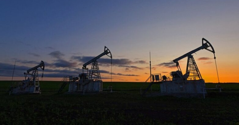 النفط ينخفض وسط توقعات باستئناف المحادثات بين أميركا وإيران