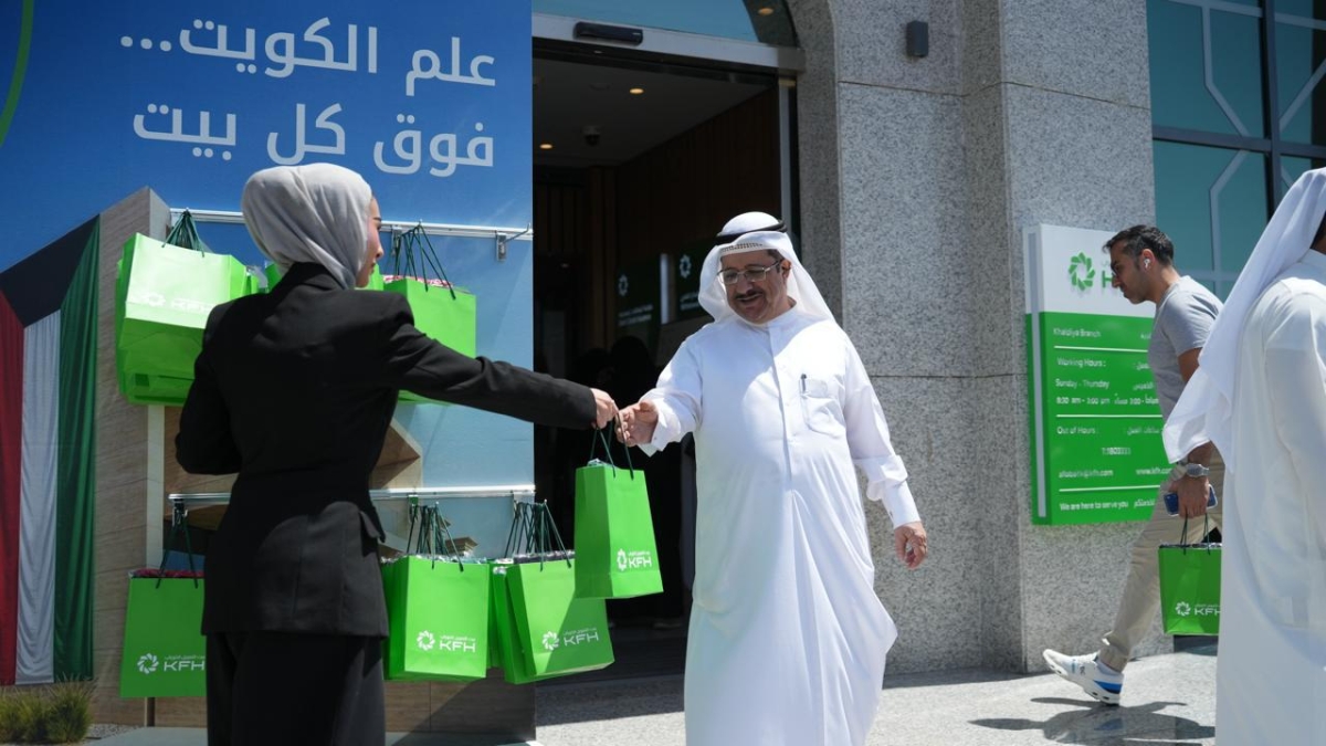 جانب من توزيع الأعلام