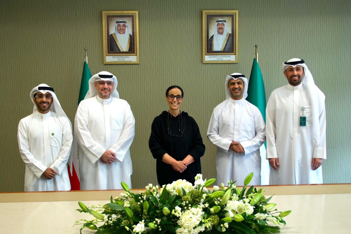 يوسف الرويح والشيخة أمثال الأحمد مع فريق «بيت التمويل»