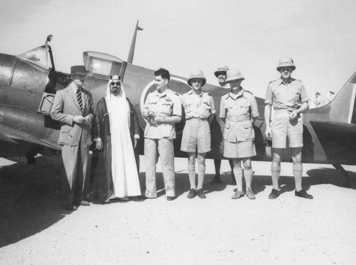 حاكم الكويت الشيخ احمد الجابر الصباح في لقطة تذكارية مع الجنود البريطانيين وطائرة من قوة سلاح الجو الملكي ساهمت الكويت في شرائها