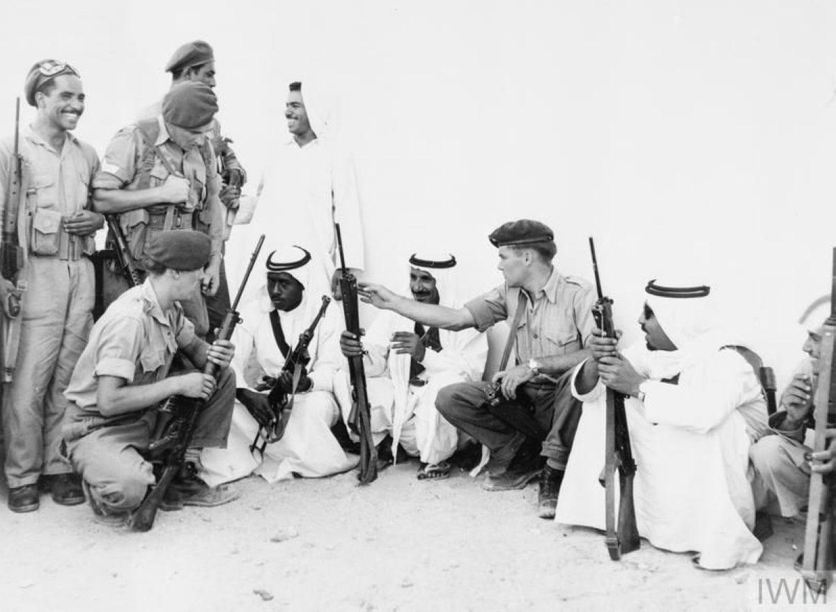 القوات البريطانية تشارك القوات الكويتيه بدفاع عنها خلال الازمة الحدودية عام 1961