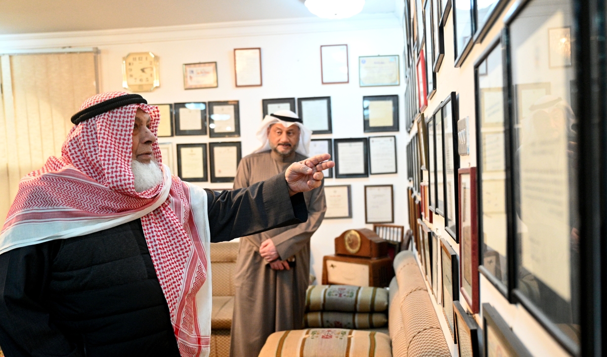 الشيباني يطلع للزميل ناصر الفرحان على الشهادات التقديرية التي حصل عليها