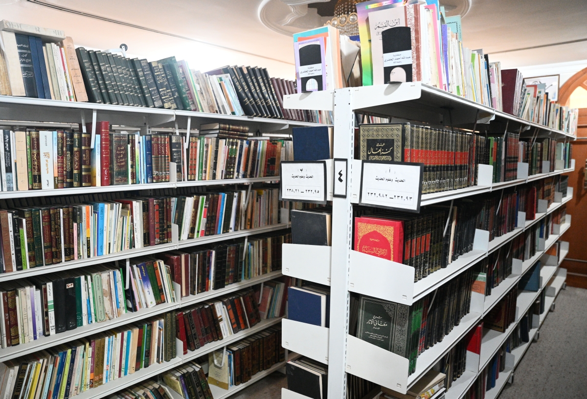 جانب من المكتبة التي تحتوي على 500 ألف كتاب (تصوير نايف العقلة)