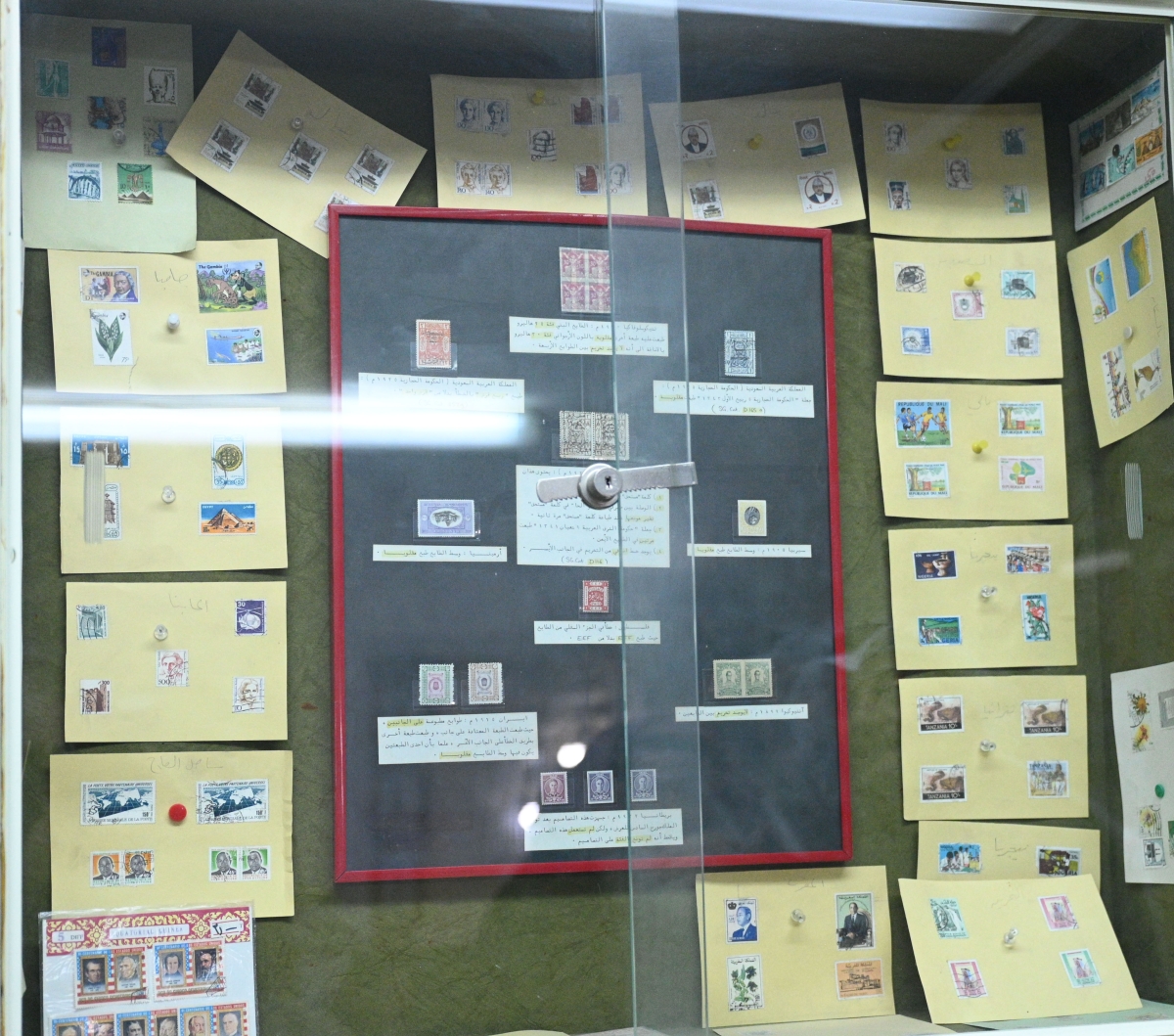 طوابع قديمة وفي داخل الزجاج نماذج لطوابع طبعت بالخطأ وتعتبر من النوادر