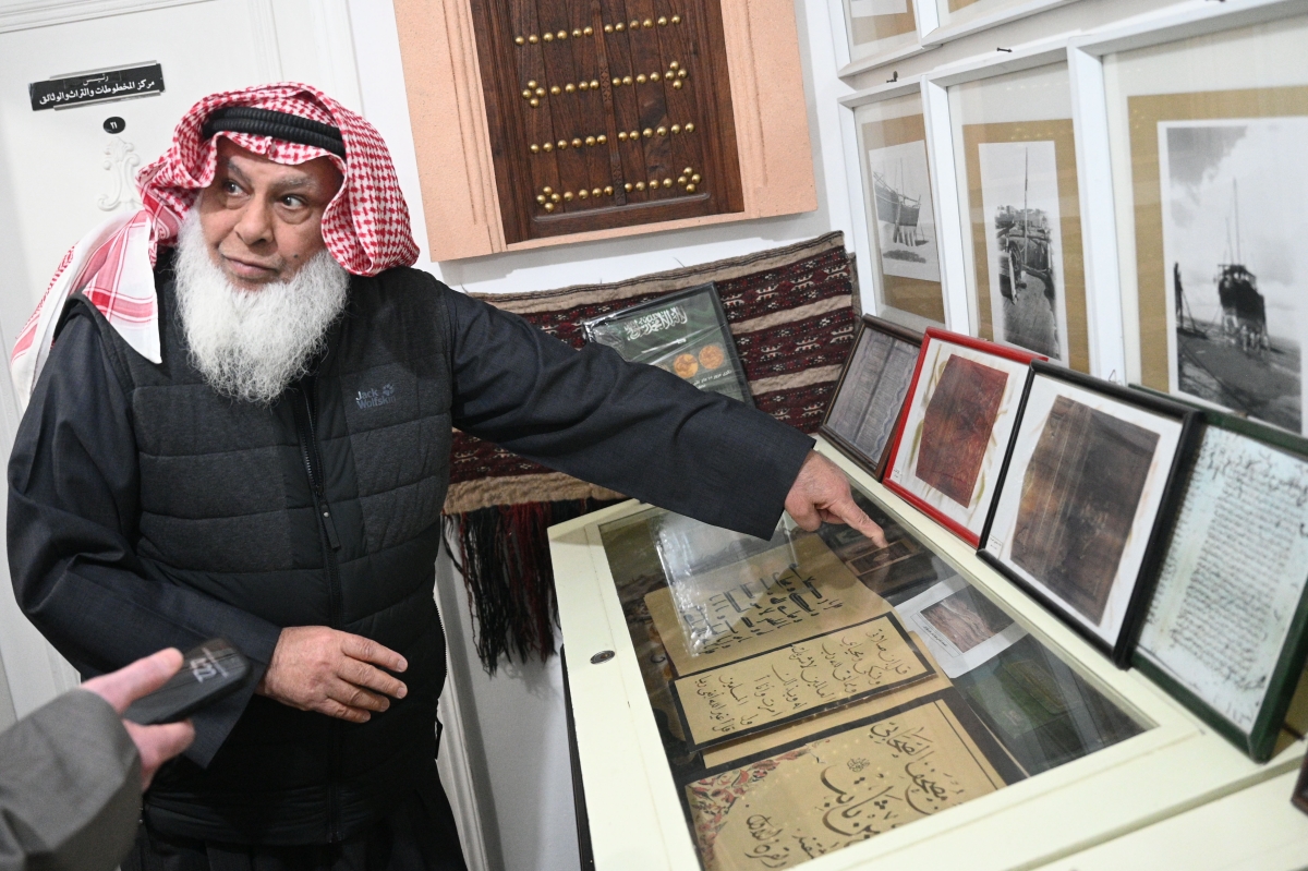 الشيباني أمام نسخة من القرآن الكريم بخط الصحابي زيد بن ثابت رضي الله عنه