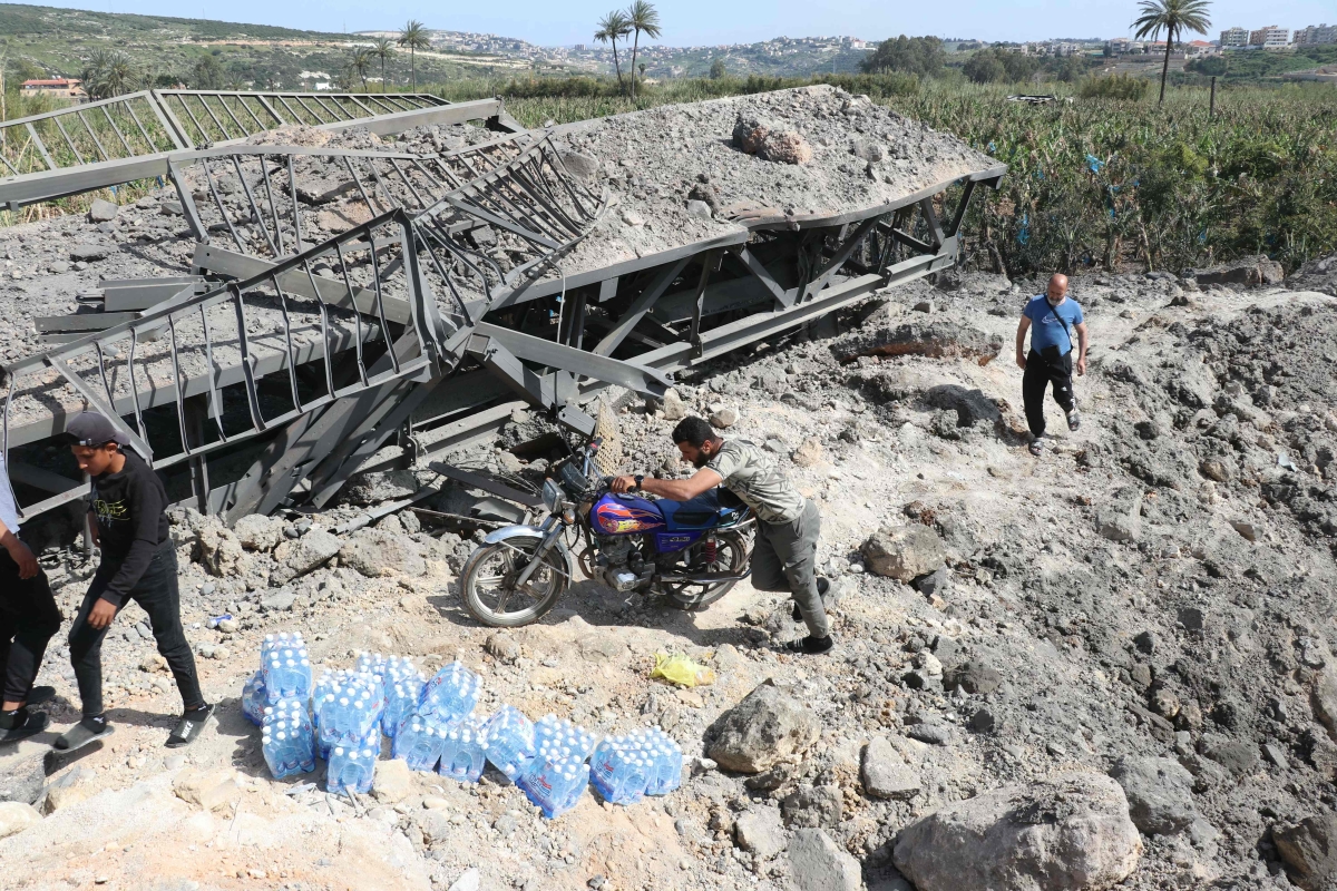 جسر القاسمية بعد استهدافه بغارات إسرائيلية (أ ف ب)