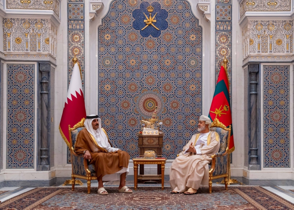 هيثم بن طارق مستقبلاً تميم بن حمد في مسقط