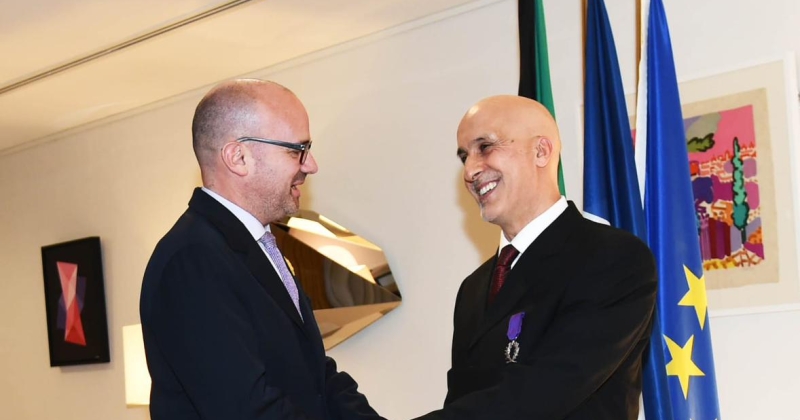 السفارة الفرنسية تقلّد كمال رويبح وسام «السعف الأكاديمية برتبة فارس»