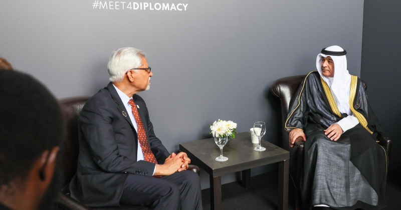 أمين مجلس التعاون يبحث مع ممثل الاتحاد الدولي لجمعيات الصليب الأحمر والهلال الأحمر الأوضاع الإنسانية في مناطق الصراع