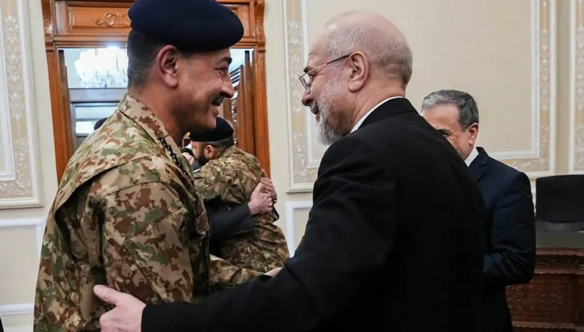 رئيس البرلمان الإيراني محمد باقر قاليباف وقائد الجيش الباكستاني عاصم منير
