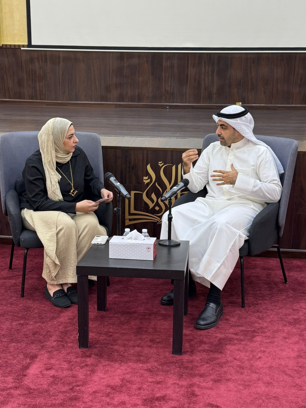 النصرالله وشيماء الأطرم خلال الجلسة الحوارية