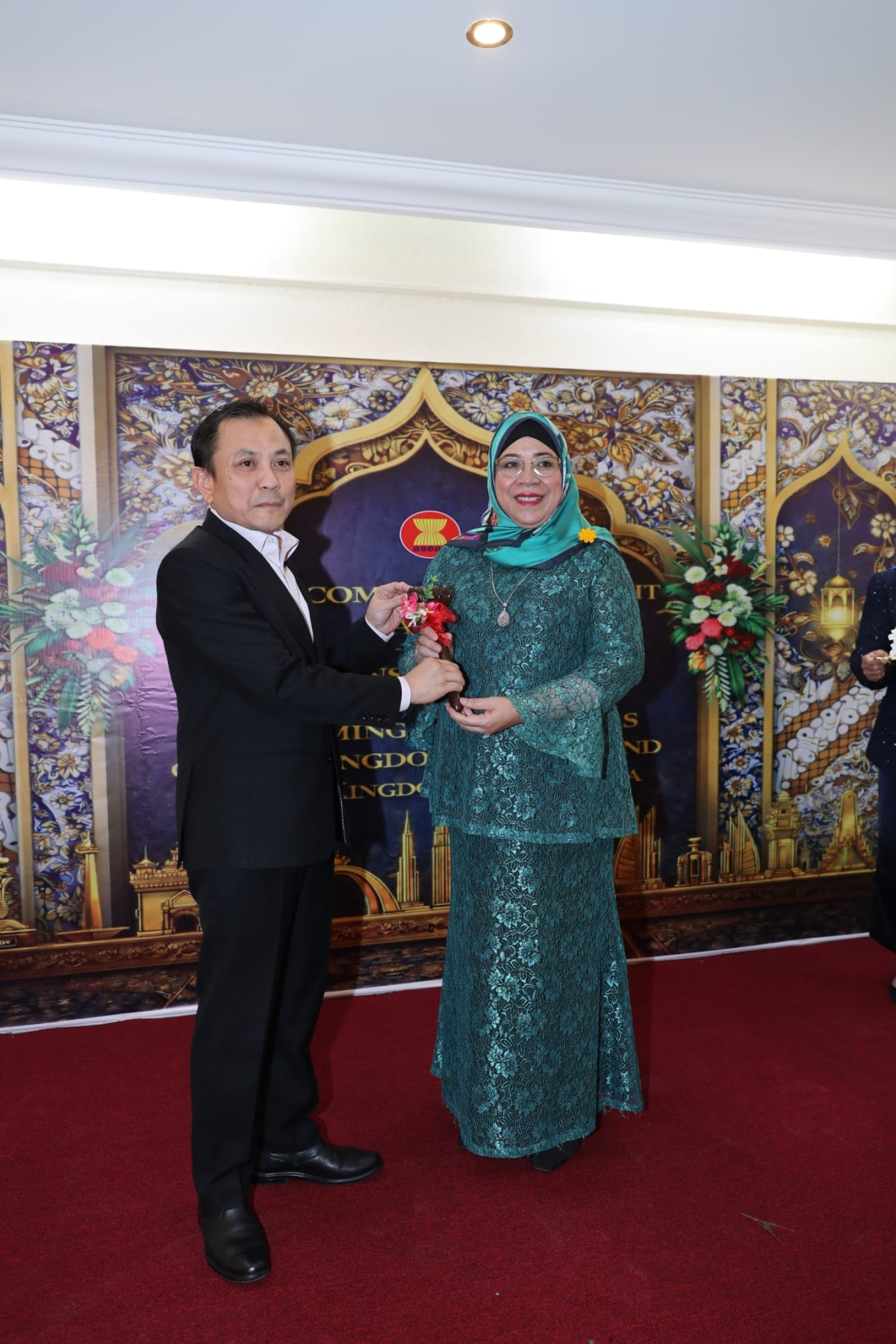 سفيرة إندونيسيا وسفير بروناي على هامش حفل التسليم والتسلم 