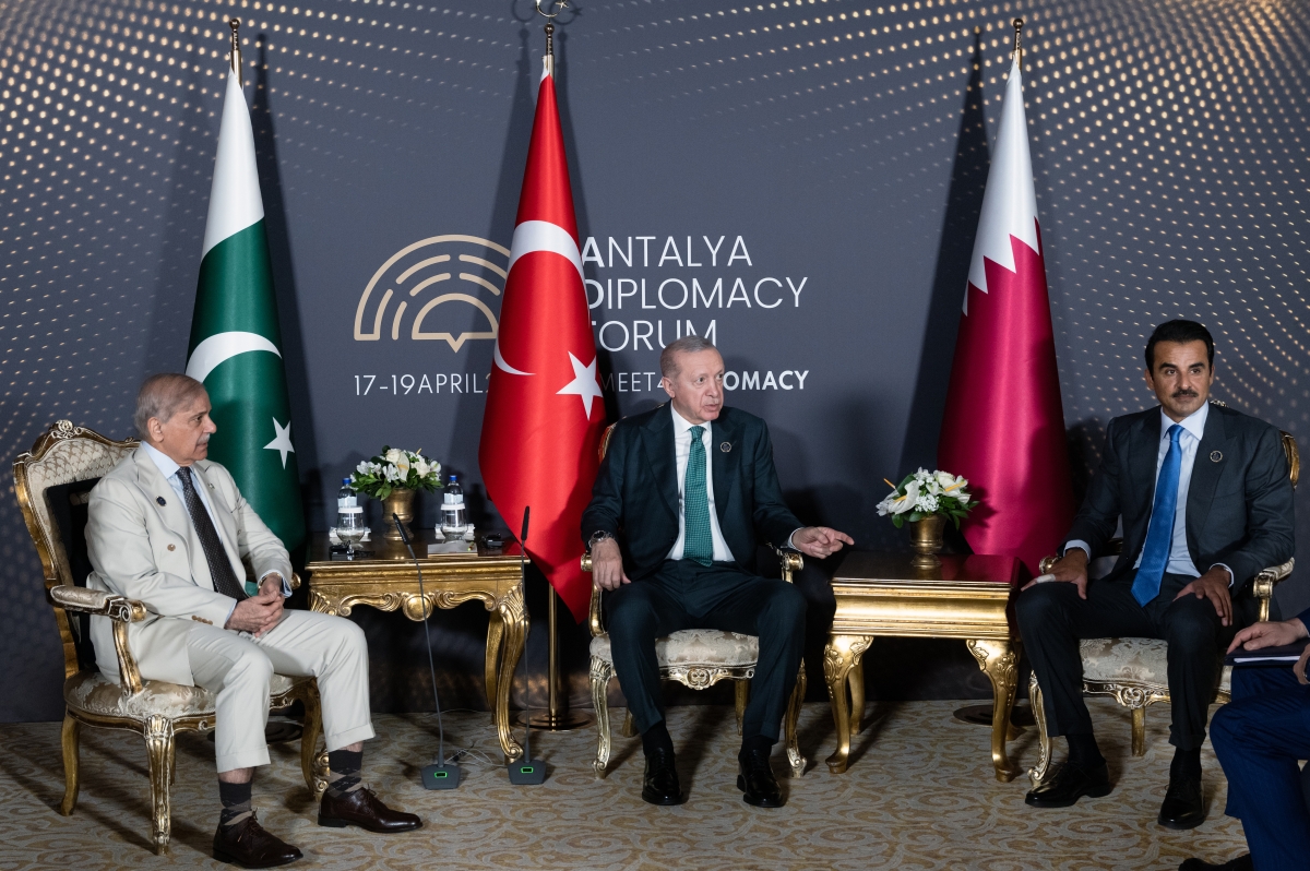 أردوغان متوسطاً تميم بن حمد وشريف في أنطاليا