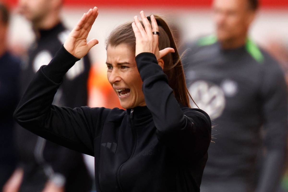  ماري-لويز إيتا مدربة أونيون برلين خلال المباراة (أ ف ب) 