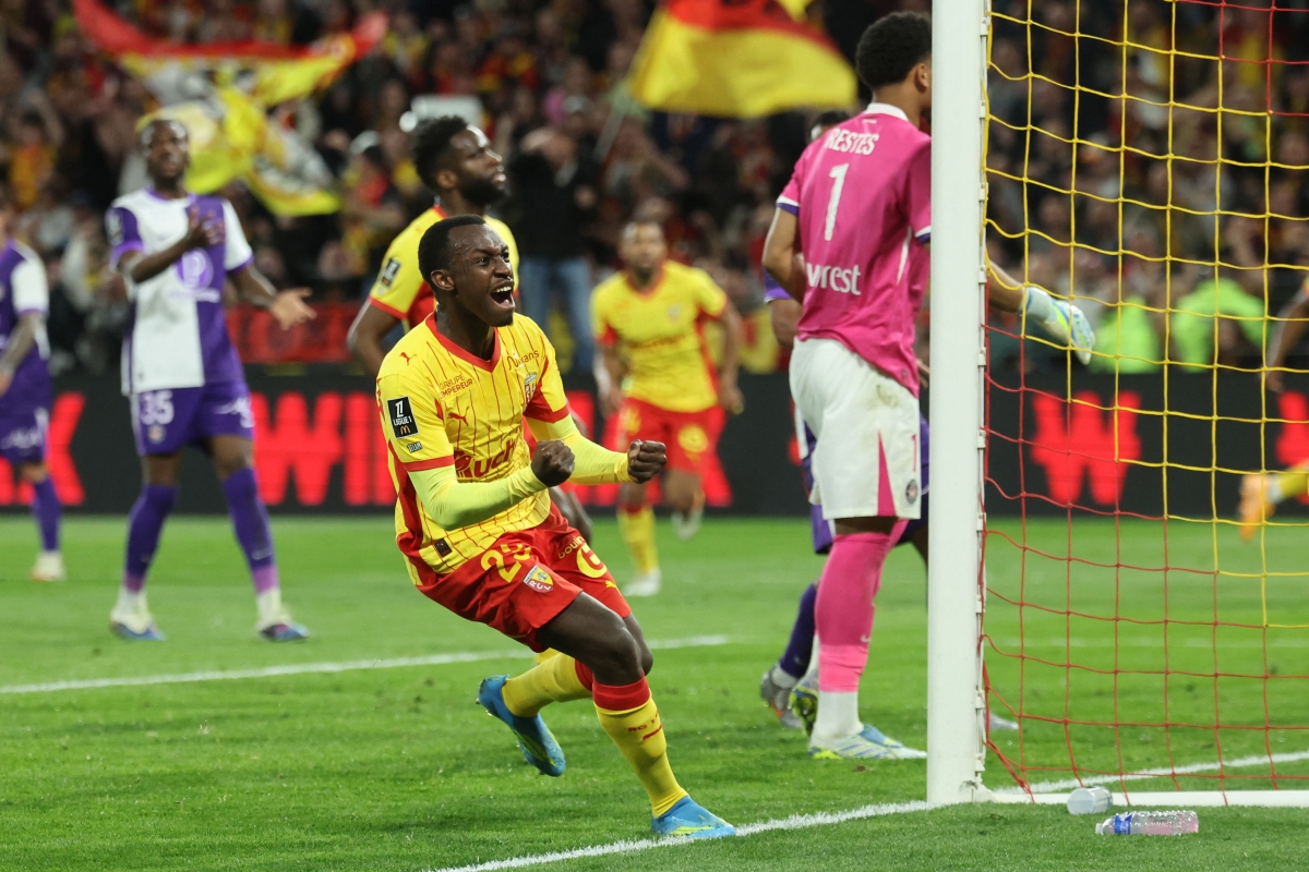  سعود عبدالحميد محتفلاً بهدفه في مرمى تولوز (أ ف ب)