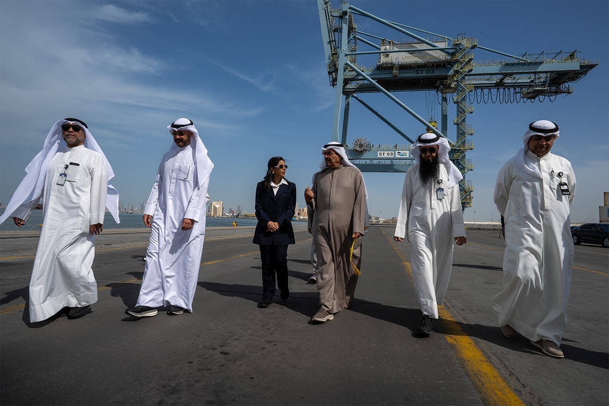 رئيس الوزراء خلال الجولة في ميناء الشويخ