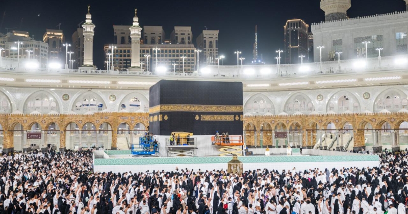 رفع كسوة الكعبة استعداداً لموسم الحج