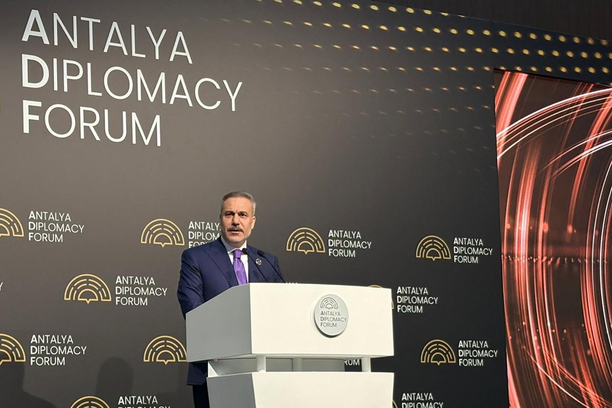 فيدان متحدثاً في منتدى أنطاليا (أ ف ب)