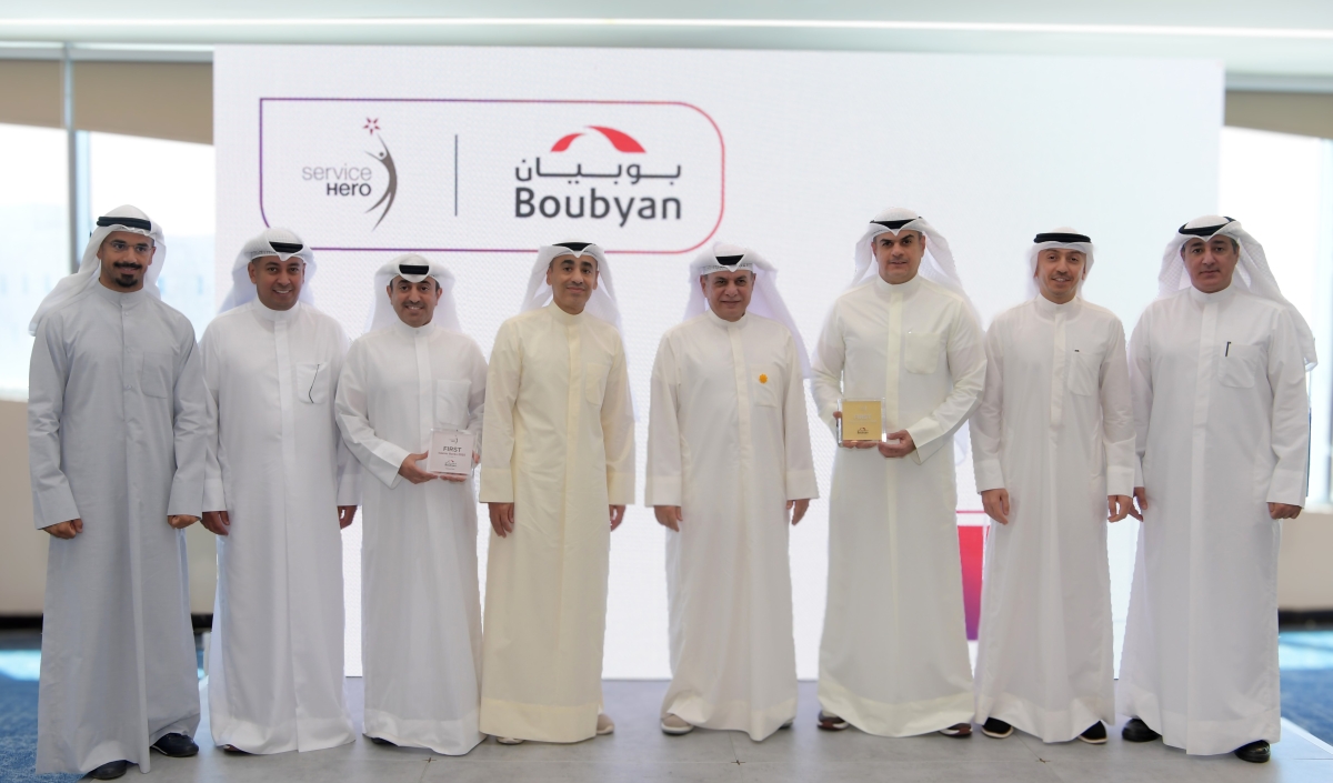 الماجد والتويجري والمجحم يتوسطون قيادات البنك في لقطة جماعية