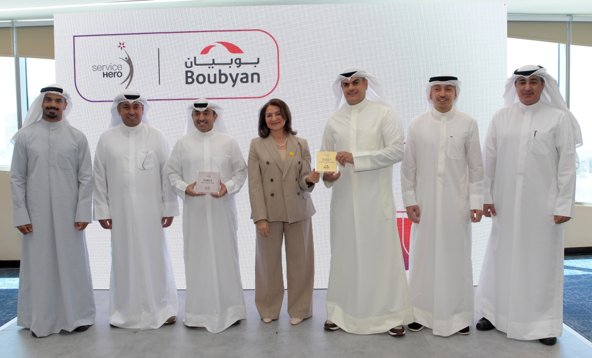  المجحم وفاتن أبوغزالة أثناء تسليم جوائز «سيرفس هيرو»