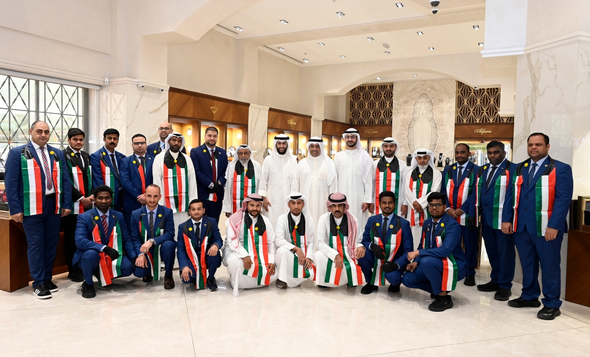 عبدالله وفارس وخالد الفارس مع فريق عمل فرع الشويخ (تصوير سعود سالم)