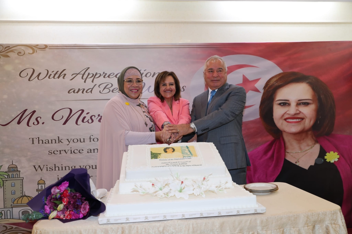 عميد السلك الدبلوماسي يشارك ماريانا وربيعان قطع قالب حلوى الاحتفال 