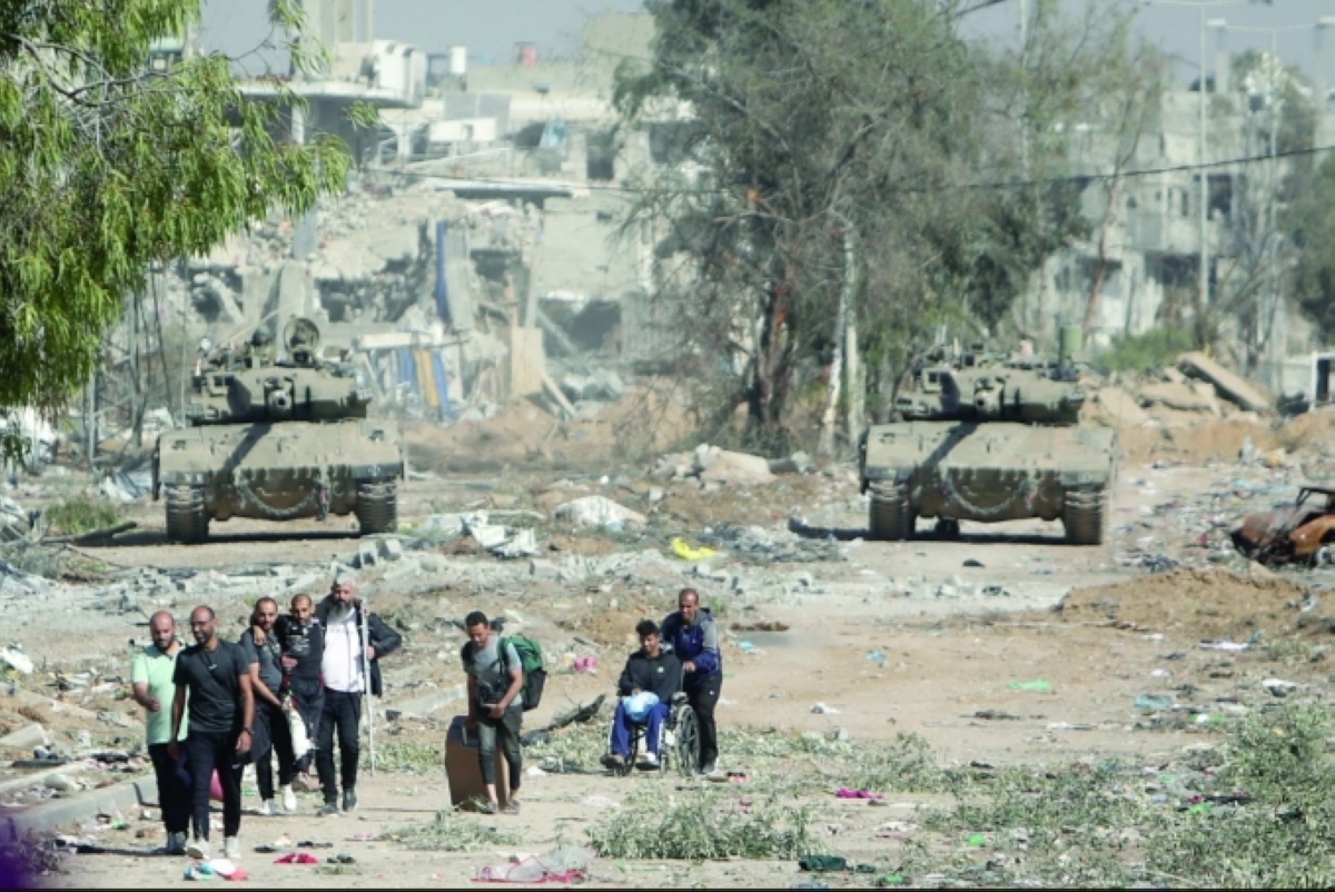 فلسطينيون ينزحون تحت تهديد الدبابات الإسرائيلية في غزة