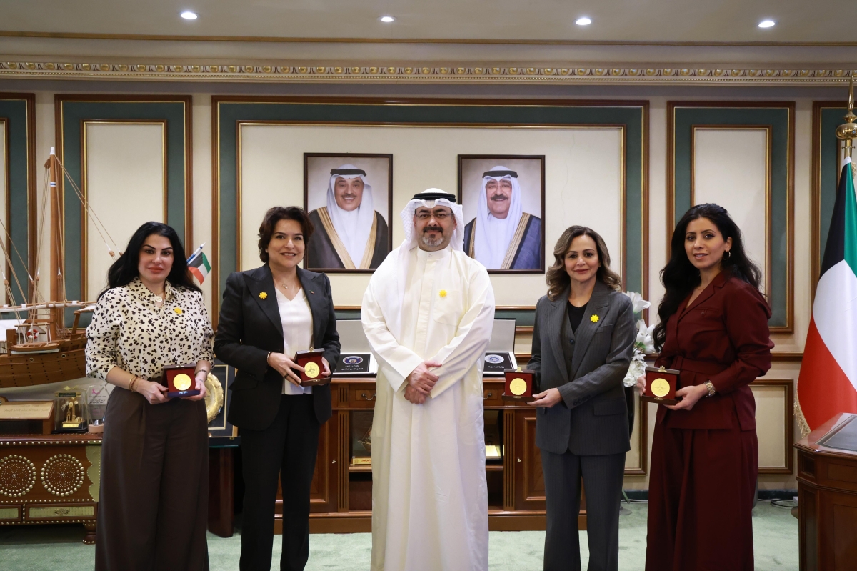 المحافظ مكرماً أشواق المضف ومشاعل الكليب وفي بن سلامة وهديل معرفي 