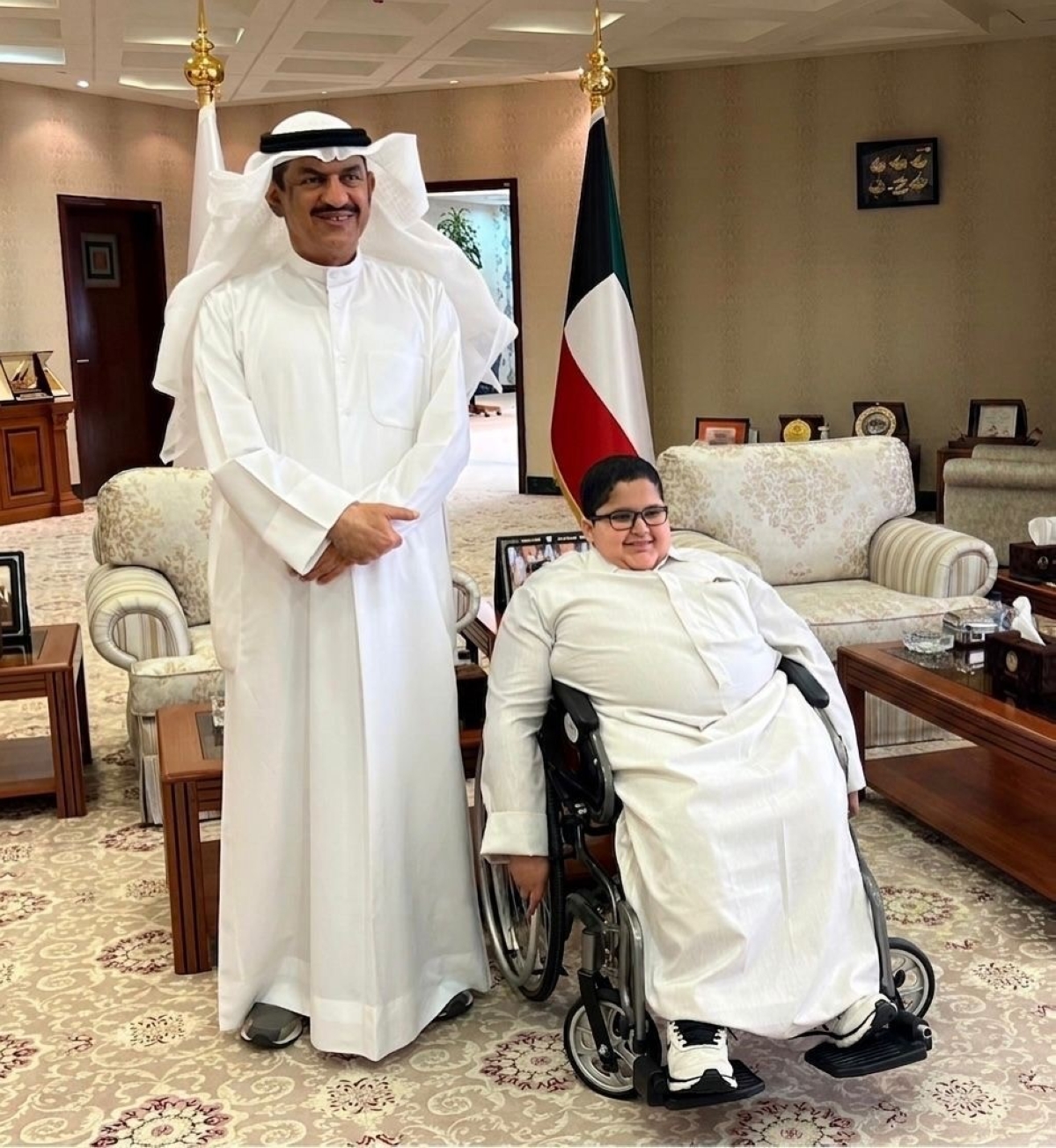 محافظ الجهراء خلال استقباله الطفل عبدالعزيز السبيعي