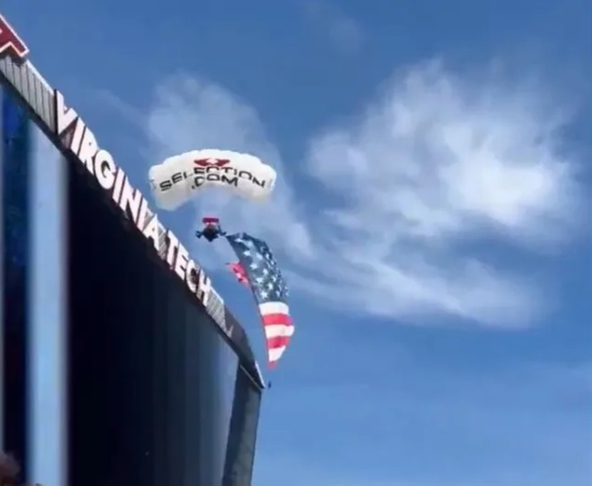 المظلي عالقاً