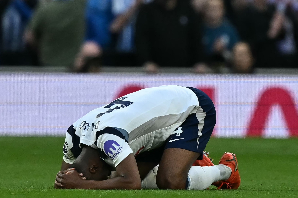 كيفن دانسو بعد ارتكابه الخطأ (أ ف ب)