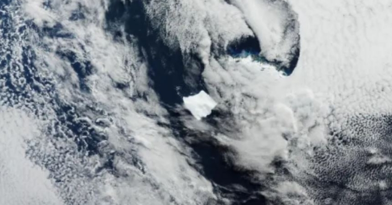 أكبر جبل جليدي في العالم يذوب ويتحول إلى بركة ماء