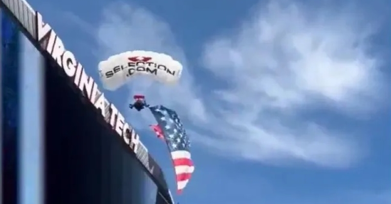 شاشة عرض تحتجز مظلياً... في ملعب كرة قدم