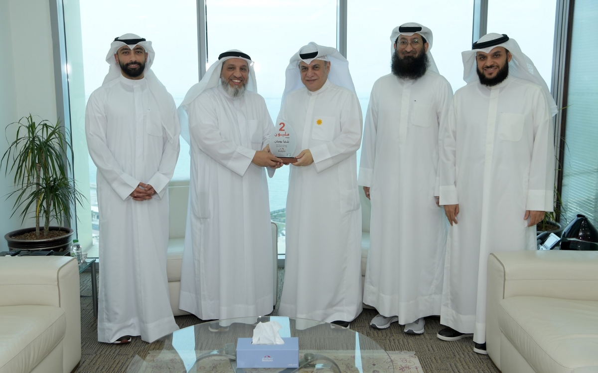 الماجد يتسلم التكريم من المزيني بحضور البراك والكليب والصقعبي
