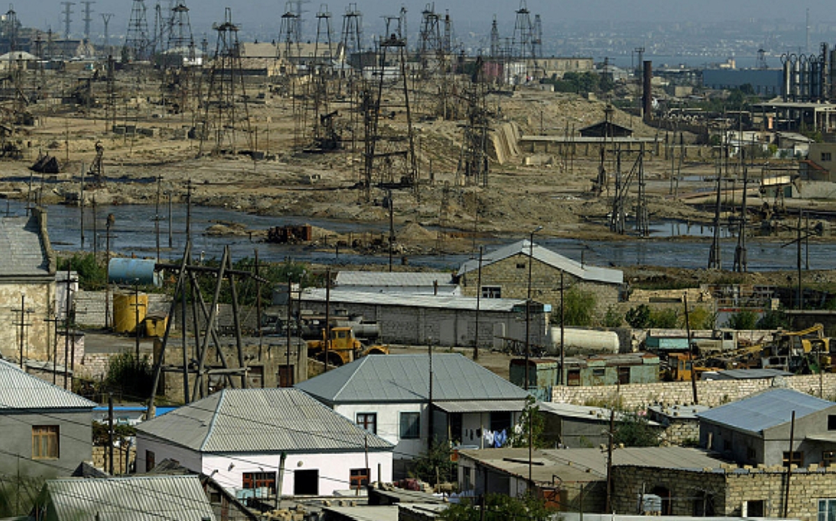 منشأة نفط في باكو