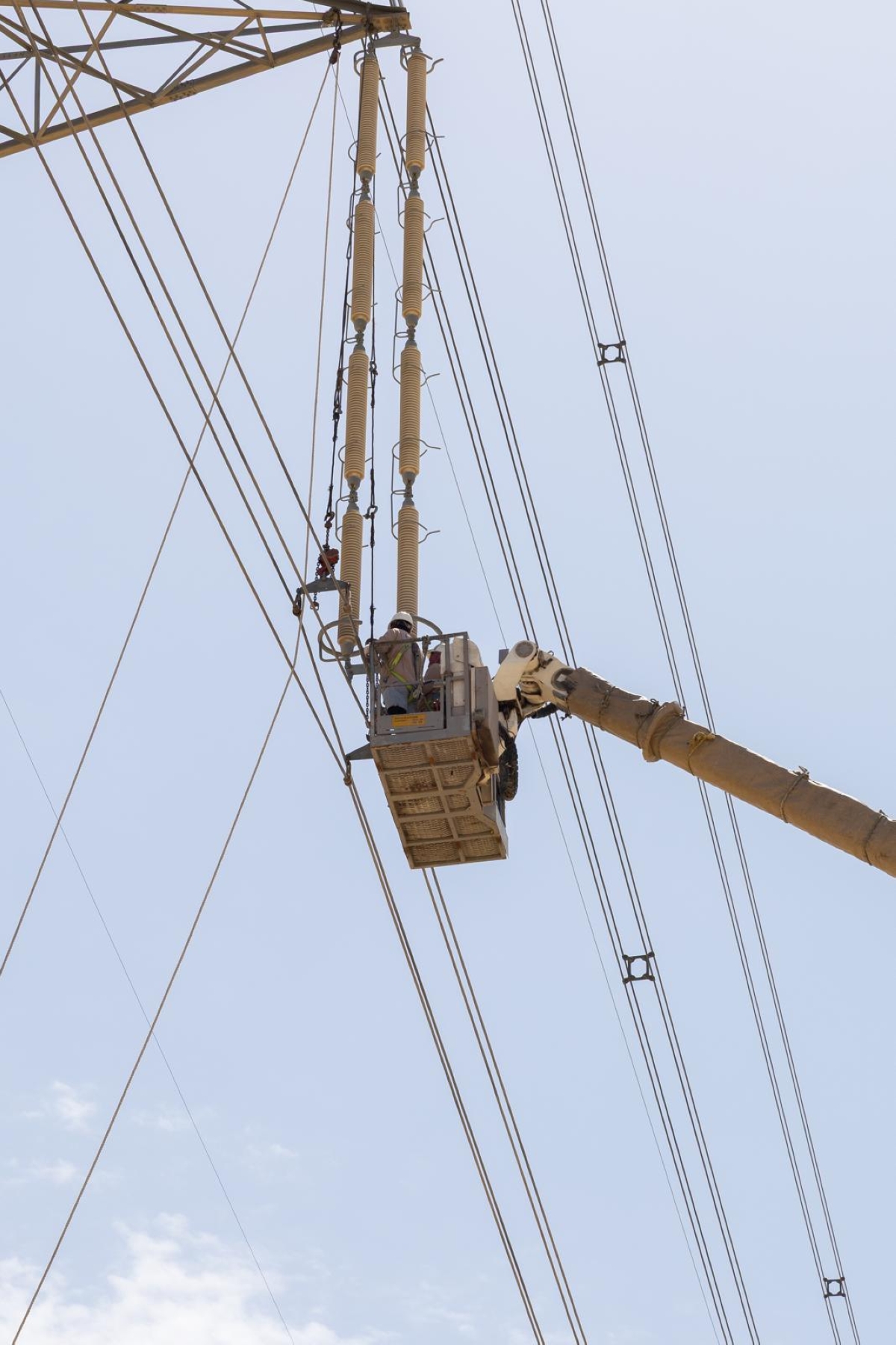 إصلاح خطوط النقل الكهربائية