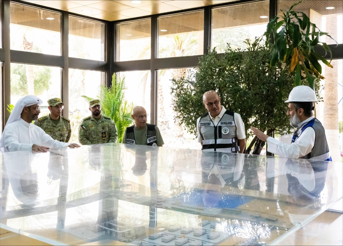 المخيزيم خلال تفقده برفقة الزامل محطتي الدوحة الشرقية والغربية في 21 مارس الماضي