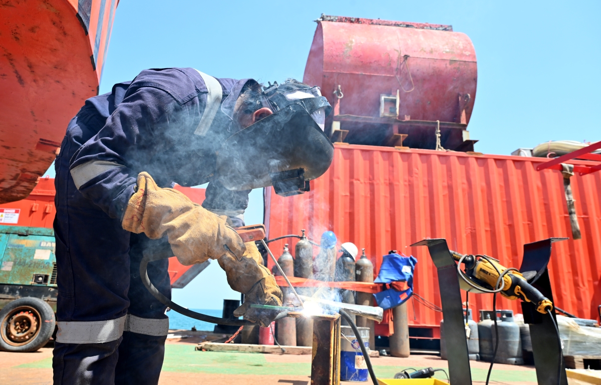 عمل على تثبيت إحدى الركائز