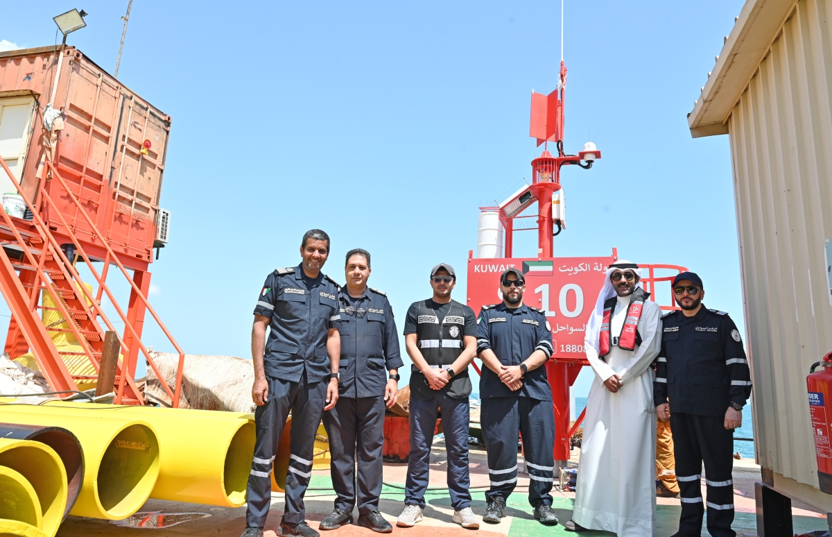 الزميل نايف كريم يتوسط عدداً من منتسبي خفر السواحل العاملين في المشروع